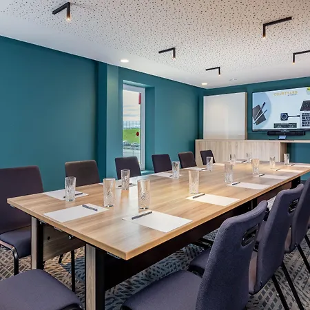 Отель Courtyard By Marriott Paris Charles De Gaulle Airport